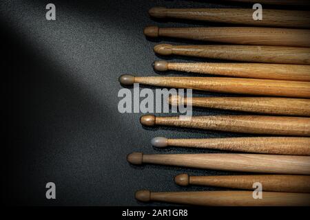 Gros plan d'un groupe de pilons en bois utilisés sur un fond sombre avec espace de copie. Instrument de percussion Banque D'Images