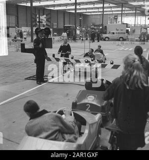 Journée de réflexion pour la sécurité de la circulation dans le Margriethal à Utrecht enfants participant aux manifestations en attente D'arrêt Date: 23 novembre 1965 lieu: Utrecht, Utrecht mots clés: Démonstrations, bicyclettes, enfants, sécurité, trafic Nom de l'institution: Margriethal Banque D'Images