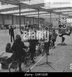 Journée de réflexion pour la sécurité de la circulation dans le Margriethal à Utrecht enfants participant aux manifestations en attente D'arrêt Date: 23 novembre 1965 lieu: Utrecht, Utrecht mots clés: Démonstrations, bicyclettes, enfants, sécurité, trafic Nom de l'institution: Margriethal Banque D'Images