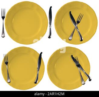 Collection de quatre assiettes jaunes vides, plats de service, couverts, fourchette et couteau de table. Isolé sur fond blanc Banque D'Images