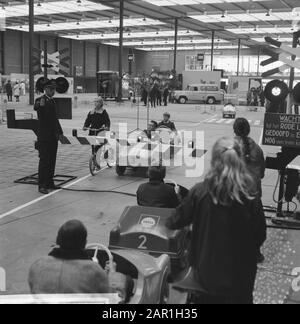 Journée de réflexion pour la sécurité de la circulation dans le Margriethal à Utrecht enfants participant aux manifestations en attente D'arrêt Date: 23 novembre 1965 lieu: Utrecht, Utrecht mots clés: Démonstrations, bicyclettes, enfants, sécurité, trafic Nom de l'institution: Margriethal Banque D'Images