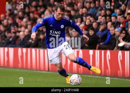 Londres, Royaume-Uni. 25 janvier 2020. Christian Fuchs de Leicester City en action.The Emirates FA Cup, 4ème match rond, Brentford / Leicester City au stade Griffin Park à Londres le samedi 25 janvier 2020. Cette image ne peut être utilisée qu'à des fins éditoriales. Utilisation éditoriale uniquement, licence requise pour une utilisation commerciale. Aucune utilisation dans les Paris, les jeux ou une seule édition de club/ligue/joueur. Pic par Steffan Bowen/Andrew Orchard sports photographie/Alay Live news crédit: Andrew Orchard sports photographie/Alay Live News Banque D'Images