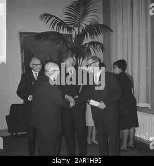 Prix du Prix Dr. Saal van Zwanenberg 1965, qui sont décernés une fois tous les deux ans pour une oeuvre scientifique spéciale dans le domaine de la pharmacothérapie Dr. Saal van Zwanenberg pour féliciter les lauréats Dr. G.A. Overbeek, Dr. E.H. Reerink et Prof. Dr. E. Havinga Date: 8 novembre 1965 mots clés: Secouer les mains, prix, nom De la personne de recherche: Havinga, E., Overbeek, G.A., Reerink, E.H., Zwanenberg, Saal van Banque D'Images