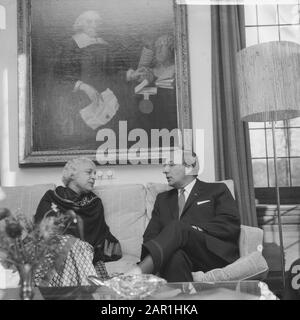 Ministre Président Cals et diplomate et politicienne indienne Mme Vijaya Lakshmi Pandit (sœur du Premier ministre indien Nehru) lors d'une réception à la Catshuis Mme Vijaya Lakshmi Pandit et ministre Présidente Cals en conversation Date: 12 novembre 1965 lieu: La Haye, Zuid-Holland mots clés: Auditions, diplomates, relations internationales, premiers ministres Nom personnel: CAL, JO, Pandit, Vijaya Lakshmi Banque D'Images