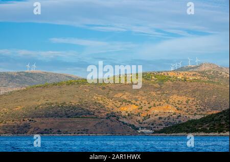 Grèce. Golfe de Corinthe. Côtes vallonnées avec parcs éoliens à flanc de colline. Vue depuis le bateau Banque D'Images