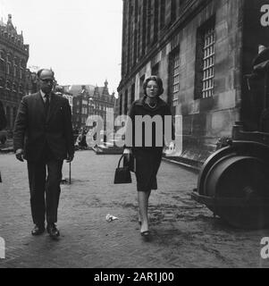 Princess Beatrix lors de la visite du Palais sur la place du Dam à Amsterdam Date: 7 décembre 1965 lieu: Amsterdam, Zuid-Holland mots clés: Visites, palais, princesses Nom personnel: Beatrix ( Crown Princess Netherlands) Banque D'Images