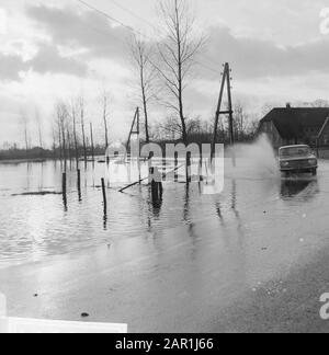 Waternuisance dans la vallée de Gelderse; conduite en voiture le long des pâturages inondés Date: 11 décembre 1965 lieu: Gueldre mots clés: Inondations, inondations Banque D'Images