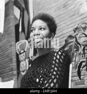 Portrait de la chanteuse américaine Nina Simone qui apparaîtra à la télévision à Noël Date: 14 décembre 1965 mots clés: Portraits, chanteurs Nom personnel: Simone, Nina Banque D'Images