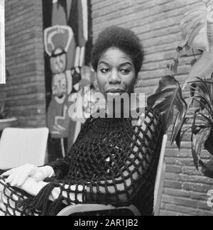 Portrait de la chanteuse américaine Nina Simone qui apparaîtra à la télévision à Noël Date: 14 décembre 1965 mots clés: Portraits, chanteurs Nom personnel: Simone, Nina Banque D'Images