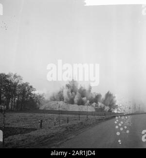 La tour d'eau de Dalfsen a explosé; nuages de poussière après l'effondrement de la tour d'eau Date: 14 décembre 1965 lieu: Dalfsen, Overijssel mots clés: Dégradation, explosions, nuages de poussière Banque D'Images
