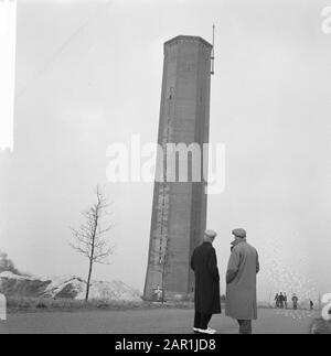 La tour d'eau de Dalfsen est soufflée; deux hommes voient la tour Date: 14 décembre 1965 lieu: Dalfsen, Overijssel mots clés: Démolition, public, tours, tours d'eau Banque D'Images