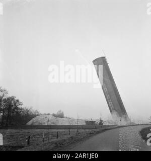 La tour d'eau de Dalfsen est explosée; la tour tombe Date: 14 décembre 1965 lieu: Dalfsen, Overijssel mots clés: Démolition, explosifs, gonflage, tours, tours d'eau Banque D'Images