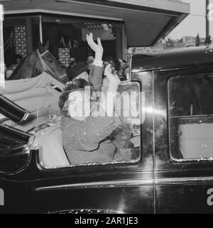 Princesse Beatrix et sa fiancée Claus von Amsberg lors de sa visite à Den Bosch; princesse Beatrix se vengeant pendant la tournée Date: 15 décembre 1965 lieu: Den Bosch mots clés: Visites, princesses, waving Nom personnel: Beatrix, princesse Banque D'Images