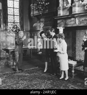 Princesse Beatrix et sa fiancée Claus von Amsberg lors de sa visite à Den Bosch; le couple fiancée en levant le verre Date: 15 décembre 1965 lieu: Den Bosch, Noord-Brabant mots clés: Boissons alcoolisées, visites, princesses Nom personnel: Beatrix (princesse Pays-Bas), Claus (prince Pays-Bas) Banque D'Images