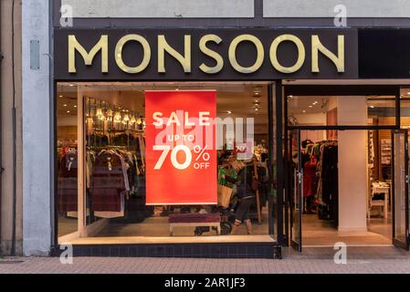 Magasin de mousson en face à High Street, Southend on Sea, Essex, Royaume-Uni avec enseignes de vente dans la fenêtre de magasin. 70 %. Affichage de la fenêtre du magasin de mode. Client Banque D'Images