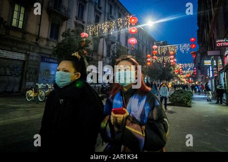 Milan, Italie. 25 janvier 2020. Les gens de la rue avec des masques en Chine Ville Dans Via Paolo Sarpi alarme pour le virus Wuhan en vue du nouvel an chinois (Carlo Cozzoli/Fotogramma, Milan - 2020-01-25) p.s. la foto e' utilizzabile nel rispetto del contento en cui e' stata, e senza intento diffamatorio del decoro delle persone rappresentate Banque D'Images