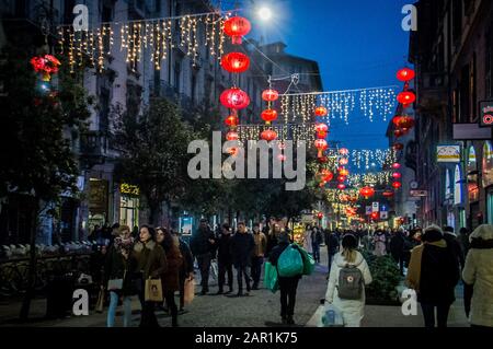 Milan, Italie. 25 janvier 2020. Les gens de la rue avec des masques en Chine Ville Dans Via Paolo Sarpi alarme pour le virus Wuhan en vue du nouvel an chinois (Carlo Cozzoli/Fotogramma, Milan - 2020-01-25) p.s. la foto e' utilizzabile nel rispetto del contento en cui e' stata, e senza intento diffamatorio del decoro delle persone rappresentate Banque D'Images