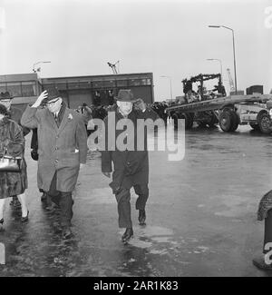 Le ministre Suurhof a ouvert ses portes en sonnant le nouveau système de roulis ou de suspension entre Europoort et Hull Date: 18 décembre 1965 mots clés: Ministres, ouvertures Nom personnel: Suurhoff, Ko Nom de l'institution: Europoort Banque D'Images