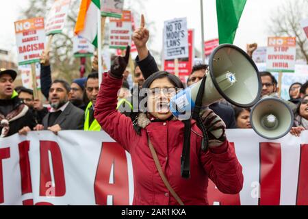 Londres, Royaume-Uni. 25 janvier 2020. Les manifestants se rencontrent à Richmond Terrace, à Whitehall, avant de se rendre à la Haute Commission indienne d'Aldwych. Depuis que le gouvernement Narendra Modi est arrivé au pouvoir en 2014, il a adopté une série de mesures pour faire de l'Inde un État hindou exclusif, tandis que les gangs d'extrême droite parrainés par elle ont été accusés d'attaques violentes et de lynchage de mob contre les minorités. Penelope Barritt/Alay Live News Banque D'Images