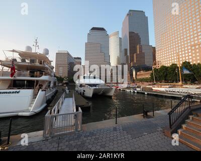 New York, États-Unis - 31 mai 2019 : image de jour du North Cove Yacht Harbour et de Brookfield Place (World Financial Center). Banque D'Images