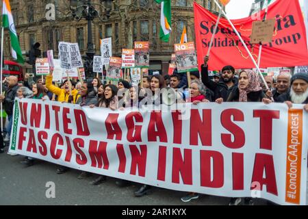 Londres, Royaume-Uni. 25 janvier 2020. Les manifestants se rencontrent à Richmond Terrace, à Whitehall, avant de se rendre à la Haute Commission indienne d'Aldwych. Depuis que le gouvernement Narendra Modi est arrivé au pouvoir en 2014, il a adopté une série de mesures pour faire de l'Inde un État hindou exclusif, tandis que les gangs d'extrême droite parrainés par elle ont été accusés d'attaques violentes et de lynchage de mob contre les minorités. Penelope Barritt/Alay Live News Banque D'Images