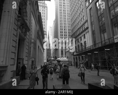 New York, États-Unis - 31 mai 2019 : image monochrome de Wall Street et de la Trinity Church, New York. Banque D'Images