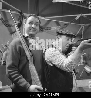 Émission de télévision le 10 mars, enregistrement à Cinetonestudio, de Mounties à la galerie de tournage. Gauche René van Vooren, droite Piet Bambergen Annotation: Droite Piet Bambergen Date: 24 février 1966 mots clés: Séries télévisées, maisons de tournage Nom personnel: Bambergen, Piet, Vooren, René van Banque D'Images