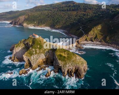 Vue aérienne de l'île de Gaztelugatxe en Espagne Banque D'Images