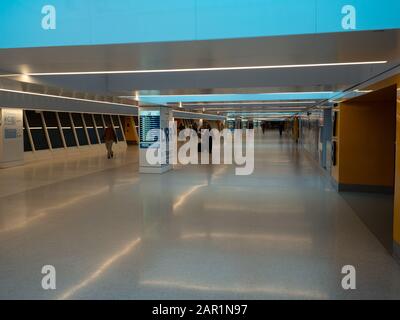 New York, États-Unis - 3 juin 2019: Couloir menant aux plates-formes de train des trains LIRR à la gare de Penn. Banque D'Images