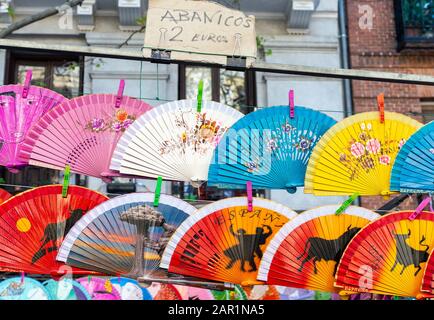 Fans aux couleurs vives en vente sur le marché aux puces de Rastro autour de Lavapies et Embajadores dans le centre de Madrid, en Espagne. Banque D'Images