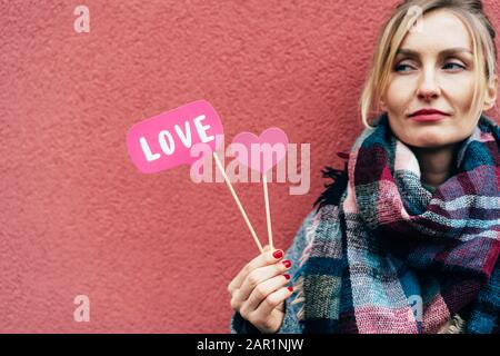 La jeune belle femme tient l'amour des accessoires. Banque D'Images