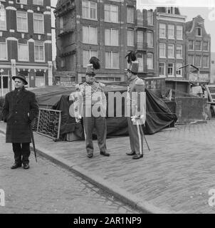 Princesse de mariage Beatrix et Claus von Amsberg, deux hommes en uniforme (musiciens) Date : 10 mars 1966 mots clés : musiciens, mariages Nom personnel : Beatrix, princesse, Claus, prince : Combinaison 6 Banque D'Images