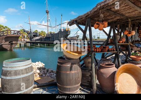 Exposition d'objets dans le musée Muelle de las Carabelas avec des reproductions des carvels que Christophe Colomb a navigué pour découvrir le New Wo Banque D'Images