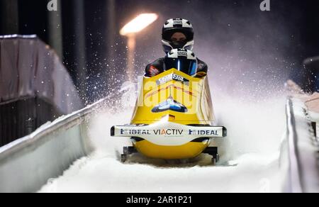 Konigssee, Allemagne. Konigssee, Allemagne.25 janvier 2020, Bavière, Schönau Am Königssee: Deux-homme bobsleigh, hommes célibataires, artificiellement glacé piste à Königssee: Nico Walther et Malte Schwenzfeier d'Allemagne traverseront la ligne d'arrivée. Walther et Schwenzfeier ont pris la troisième place. Photo: Sven Hoppe/Dpa Banque D'Images