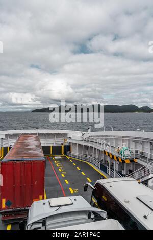 Pont de voiture du ferry entre Halhjem et Sandvikvåg avec camions et bus à bord, Norvège Banque D'Images