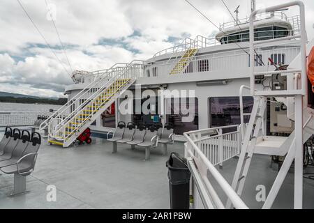 A l'extérieur, sur la terrasse vide supérieure du ferry entre Halhjem et Sandvikvåg, Norvège Banque D'Images