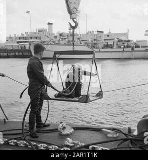 Jours de flotte à Den Helder. Plongeurs au travail Date : 5 août 1966 lieu : den Helder mots clés : plongeurs, marine Banque D'Images