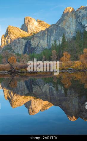 Lumière du soleil du soir réfléchie sur les rochers de la cathédrale et leurs réflexions sur la rivière Merced à la fin de l'automne, parc national de Yosemite, Californie, États-Unis Banque D'Images