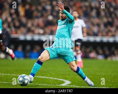 Mestalla, Valence, Espagne. 25 janvier 2020. Football de la Liga, Valence contre Barcelone ; Lionel Messi de la FCB contrôle le ballon alors qu'il pousse vers l'avant crédit: Action plus Sports/Alay Live News Banque D'Images