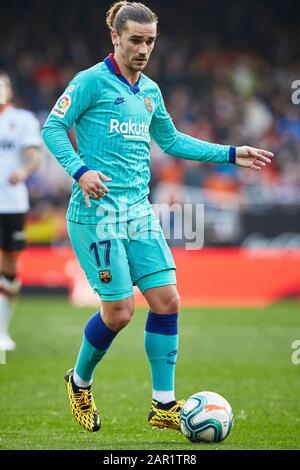 Mestalla, Valence, Espagne. 25 janvier 2020. Football de la Liga, Valence contre Barcelone ; Antoine Griezmann de FCB avance le ballon crédit: Action plus Sports/Alay Live News Banque D'Images