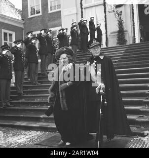 Mariage de la princesse Margriet et de M. Pieter van Vollenhove la reine Juliana et le prince Bernhard descendent les escaliers Date: 10 janvier 1967 mots clés: Mariages, reines, princesses Nom personnel: Bernhard , prince, Juliana, Reine Banque D'Images