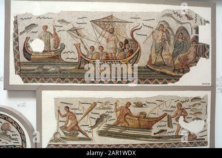 Une ancienne mosaïque romaine de la AD du 3ème siècle représentant Ulysses et son équipage endurci la chanson des sirènes, Musée national Bardo, Tunis, Tunisie. Banque D'Images