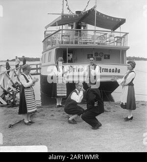 Finlande Volksdansgroep Lake district Date: 5 juillet 1967 lieu: Finlande mots clés: Ports, costumes traditionnels, danses folkloriques, danses folkloriques Banque D'Images