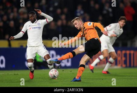 Jarrod Bowen (à droite) de Hull City en action lors du quatrième match rond de la FA Cup au stade KCOM, Hull. Banque D'Images