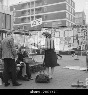 Manifestation du Vietnam à Rotterdam. Ici au consulat américain dans la Hoogstraat Date: 22 décembre 1967 lieu: Rotterdam, Vietnam mots clés: Consulats Banque D'Images
