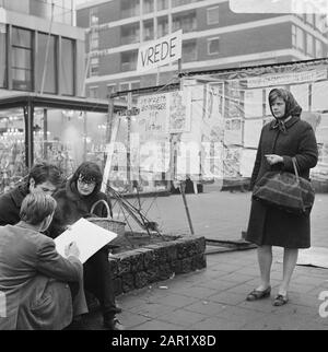 Manifestation du Vietnam à Rotterdam. Ici au consulat américain dans la Hoogstraat Date: 22 décembre 1967 lieu: Rotterdam, Vietnam mots clés: Consulats Banque D'Images