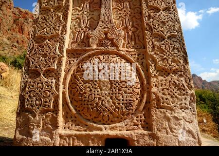 Détails magnifiques d'une ancienne croix arménienne Survivante Appelée Khachkar sur le site Du complexe du monastère de Noravank, Arménie Banque D'Images