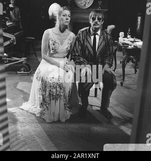 Emmy ne vous laissant pas seul, jouez À AVRO TV Emmy (Ellen Vogel) avec ton Lensink comme Wilbert Date: 31 octobre 1968 mots clés: Joue Nom personnel: Lensink, ton, Bird, Ellen Banque D'Images