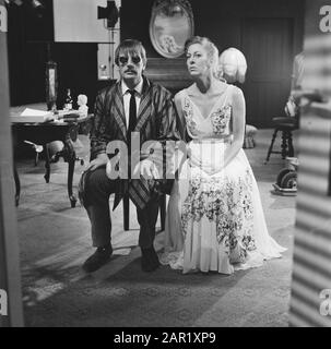 Emmy ne vous laissant pas seul, jouez À AVRO TV Emmy (Ellen Vogel) avec ton Lensink comme Wilbert Date: 31 octobre 1968 mots clés: Joue Nom personnel: Lensink, ton, Bird, Ellen Banque D'Images