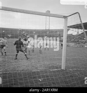 DWS contre PSV 1-2 Geurtsen essaie de frapper le ballon dans le but Date: 2 février 1969 mots clés: Sport, football institution nom: PSV Banque D'Images